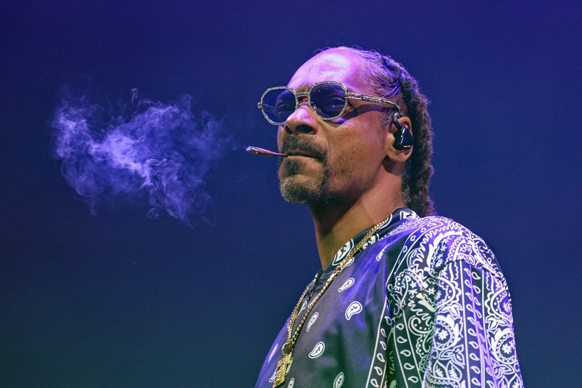 Snoop Dogg Meluncurkan Album Studio ke-21 "Iz It a Crime?"