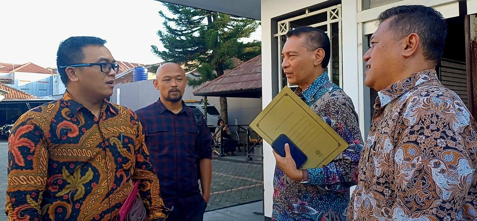Mediasi gugatan glmpk vs pt. uni dan gubernur jabar diwarnai kehadiran diduga penyusup, pengacara glmpk minta hakim mediator bertindak tegas